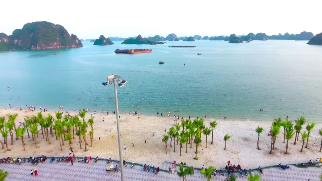 Bãi biển công cộng Hon Gai