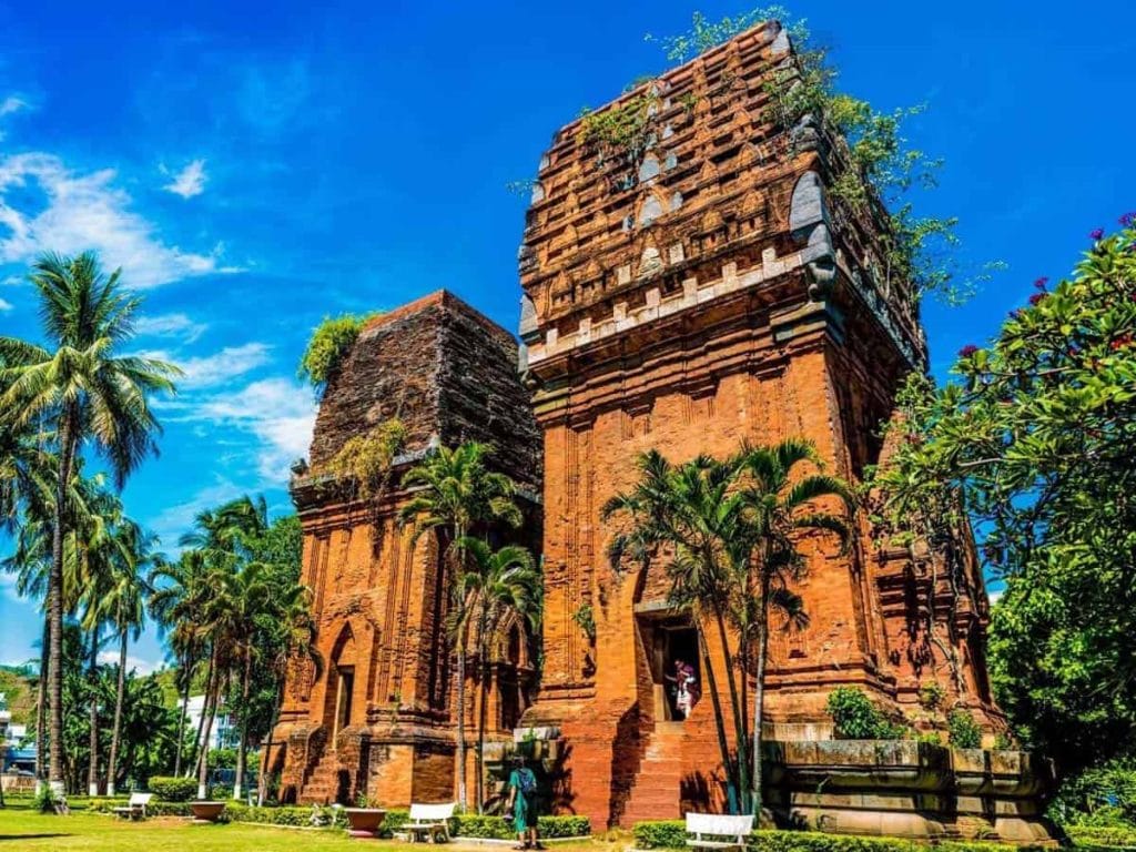 Twin Cham Towers (Tháp Đôi)