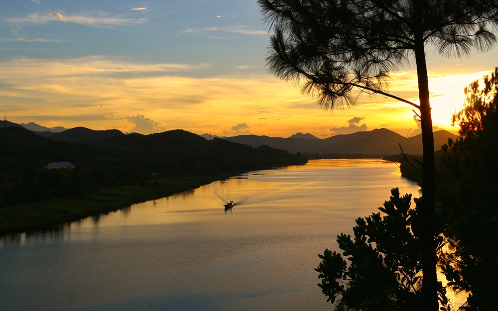 🏯 5 Great Places to Visit in Hue: Your Ultimate Travel Guide to Vietnam’s Royal Capital 3 Vong Canh Hill