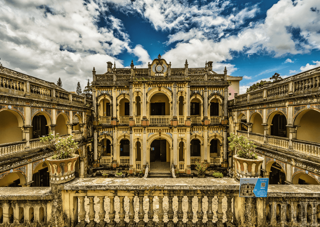 🚌 1 Day Tour Bac Ha from Sa Pa: Sunday Market & Hoang A Tuong Palace Guide 2 hoang a tuong